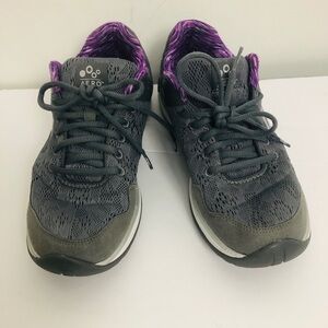 Aero‎ Gray gym shoes with Vibram sole 9.5Med